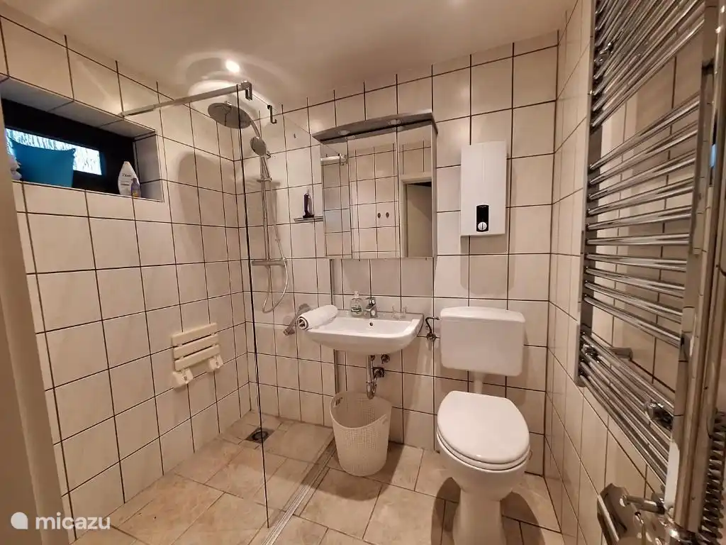 Badezimmer mit u.a. Begehbare Dusche