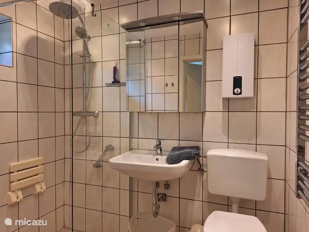 Badezimmer, das auch für Menschen mit Gehschwierigkeiten geeignet ist