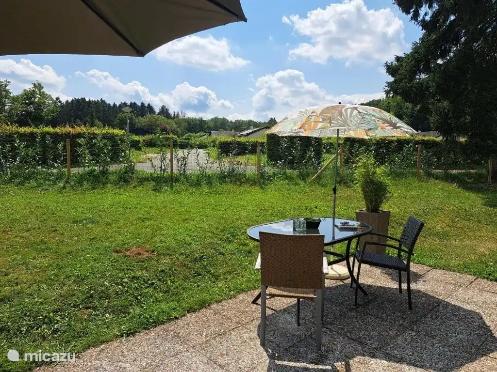 Geräumiger, sonniger Garten, in dem der Wald nur 2 Gehminuten entfernt ist. Der Holzschuppen im Garten verfügt auch über einen überdachten Bereich, so dass Sie oft draußen grillen können 