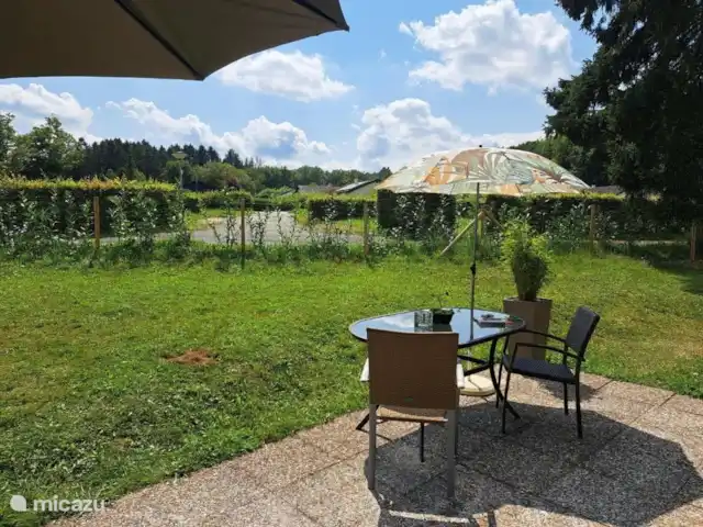 Casa de vacaciones Waldidyll en Alemania, Eifel, Hinterhausen - bungaló Amplio jardín soleado donde el bosque está a 2 minutos a pie. El cobertizo de madera en el jardín también tiene un área cubierta, por lo que a menudo se puede hacer una barbacoa al aire libre