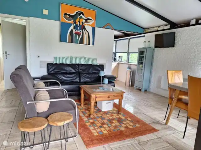 Casa de vacaciones Waldidyll en Alemania, Eifel, Hinterhausen - bungaló Acogedor salón con techo elevado y acceso a la cocina.