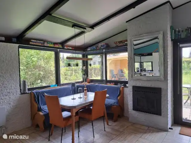 Casa de vacaciones Waldidyll en Alemania, Eifel, Hinterhausen - bungaló Comedor luminoso y una acogedora chimenea para los días en que hace un poco más de fresco.