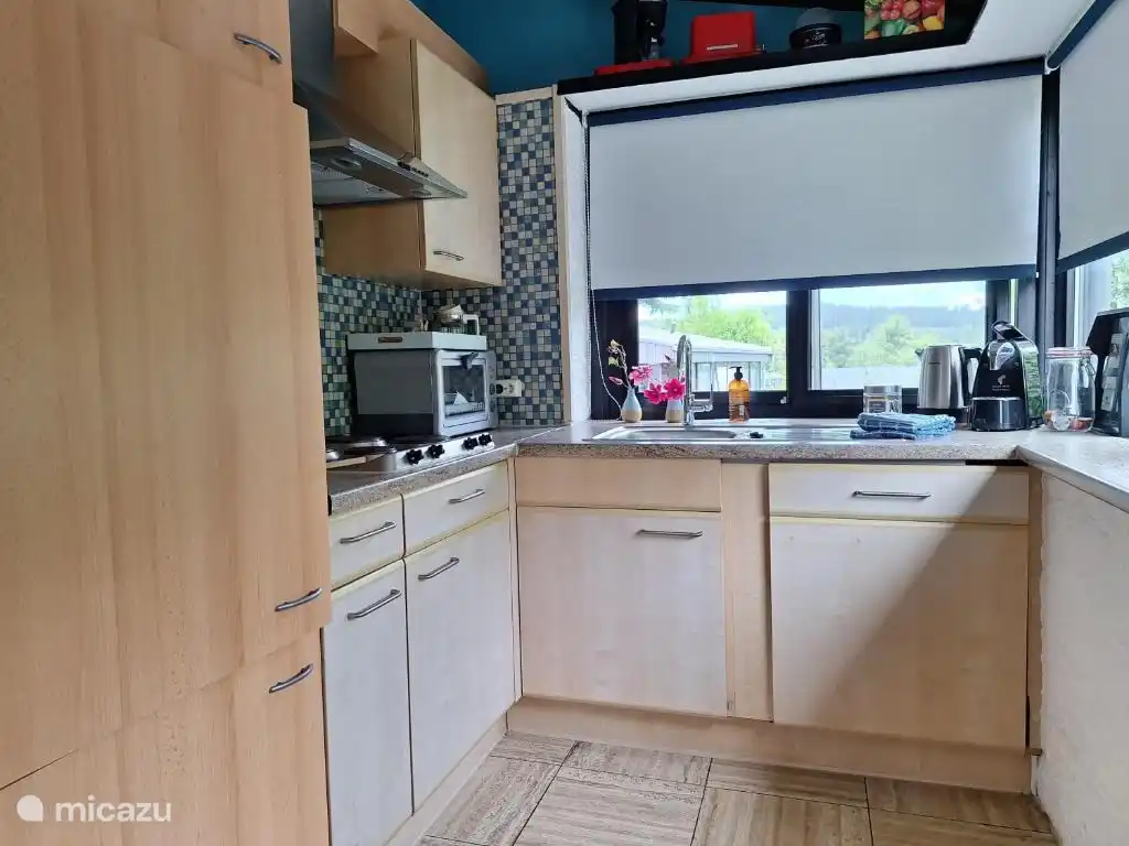 Helle Küche mit Geschirrspüler, Kühlschrank mit Gefrierfach und vielem mehr