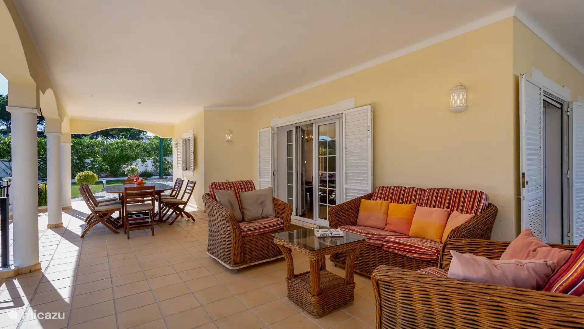 Veranda mit Lounge-Set und Essbereich