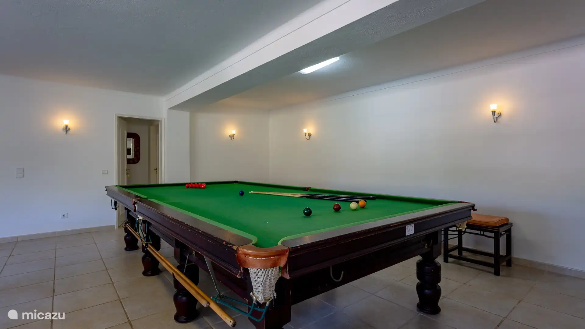 Billardtisch und Tischtennisplatte