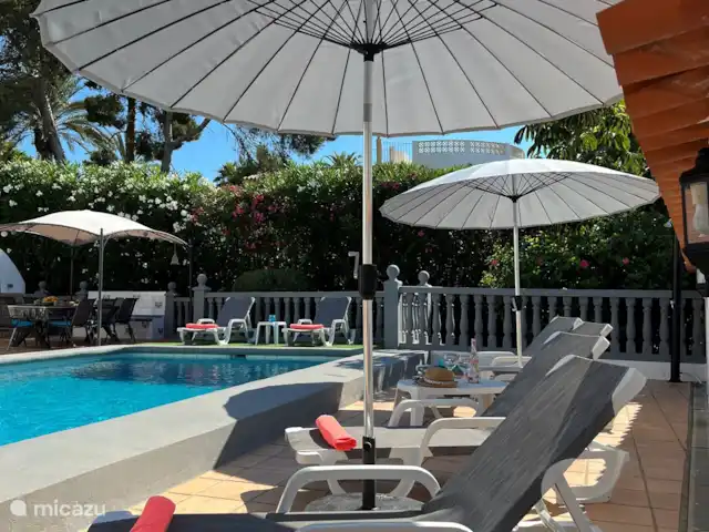 CASA SERENITA Encantadora villa Javea en España, Costa Blanca, Jávea - villa Tumbonas alrededor de la piscina
