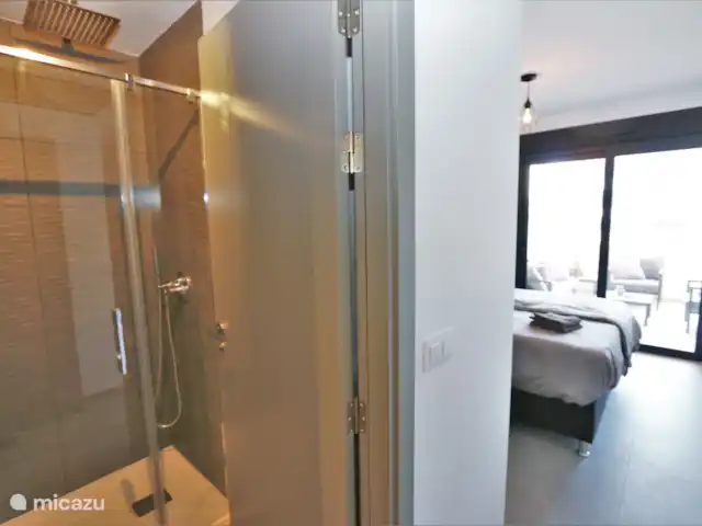 Appartement avec vue sur la piscine | Espagne, Costa Blanca, Orihuela Costa - appartement Chambre avec lit double et salle de bain