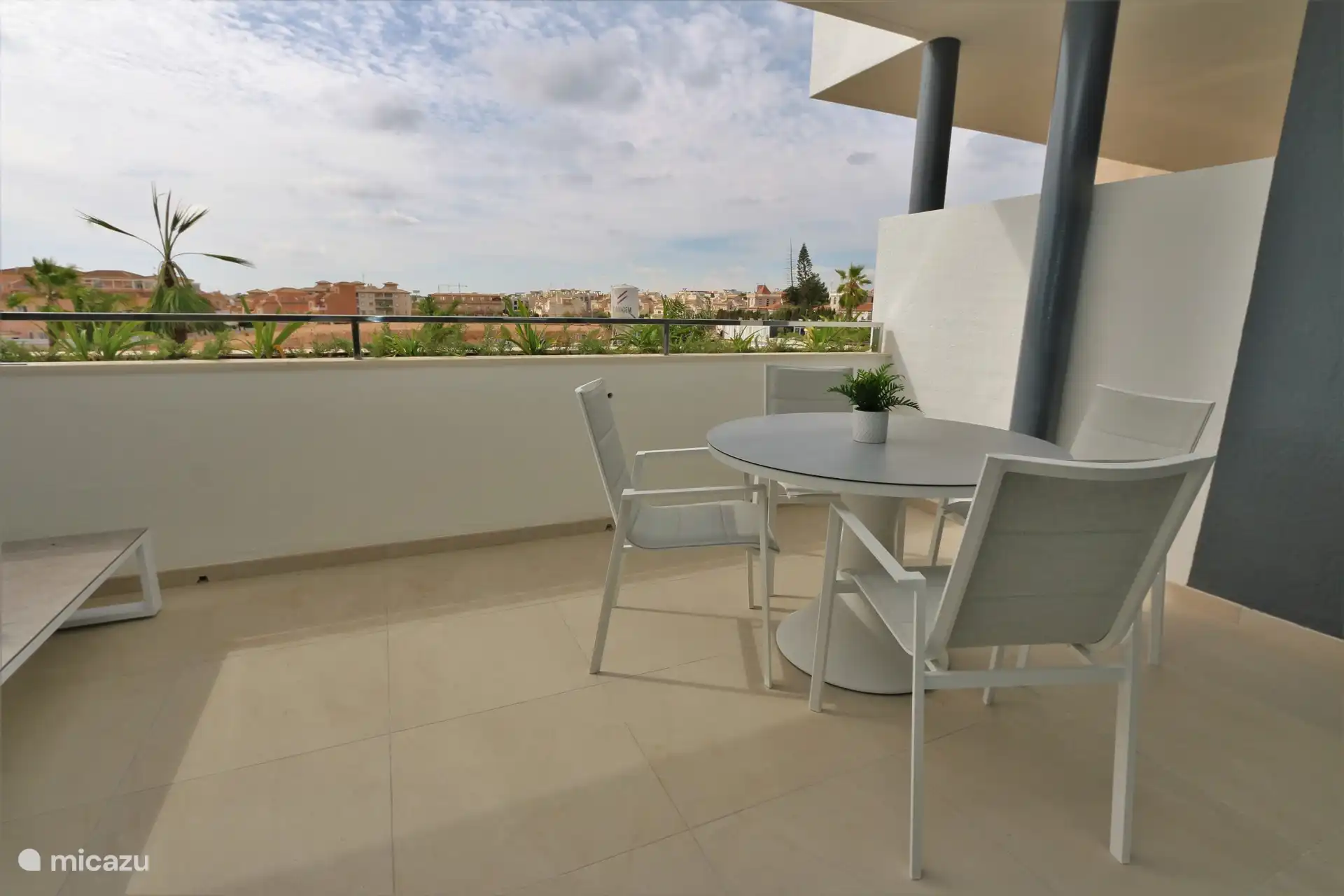 Balcon avec table à manger et salon