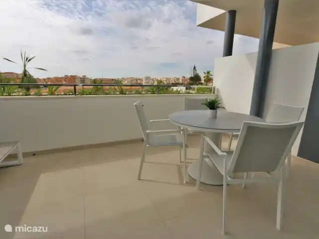 Apartamento de lujo en Flamenca Village en España, Costa Blanca, Orihuela Costa - apartamento Balcón con mesa de comedor y set de salón