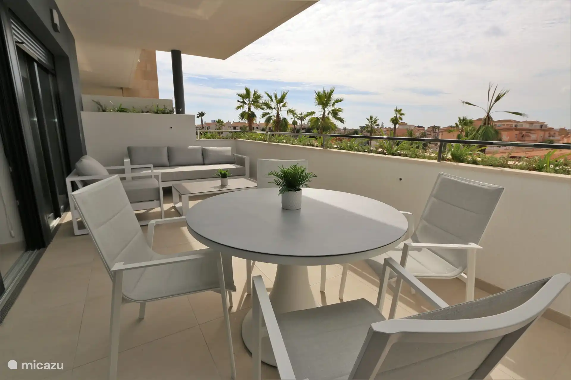 Balcon avec table à manger et salon