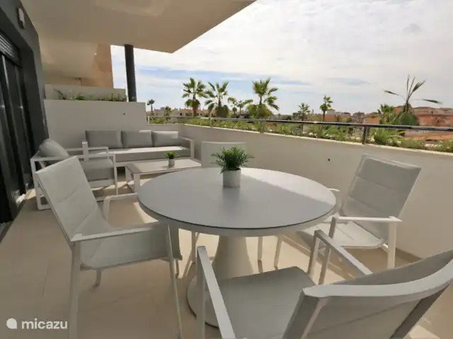 Apartamento de lujo en Flamenca Village en España, Costa Blanca, Orihuela Costa - apartamento Balcón con mesa de comedor y set de salón