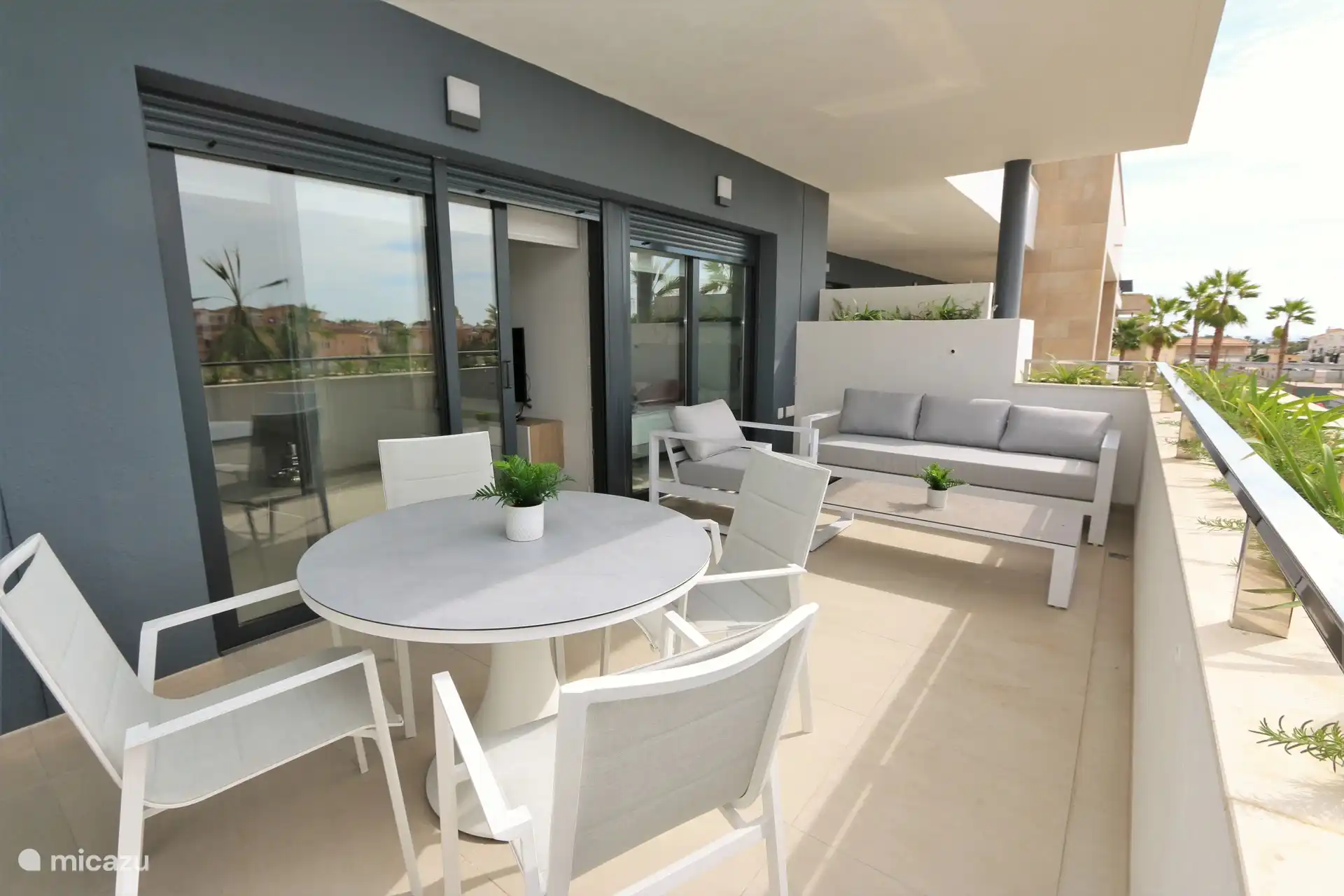 Balcon avec table à manger et salon