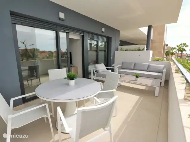 Apartamento de lujo en Flamenca Village en España, Costa Blanca, Orihuela Costa - apartamento Balcón con mesa de comedor y set de salón