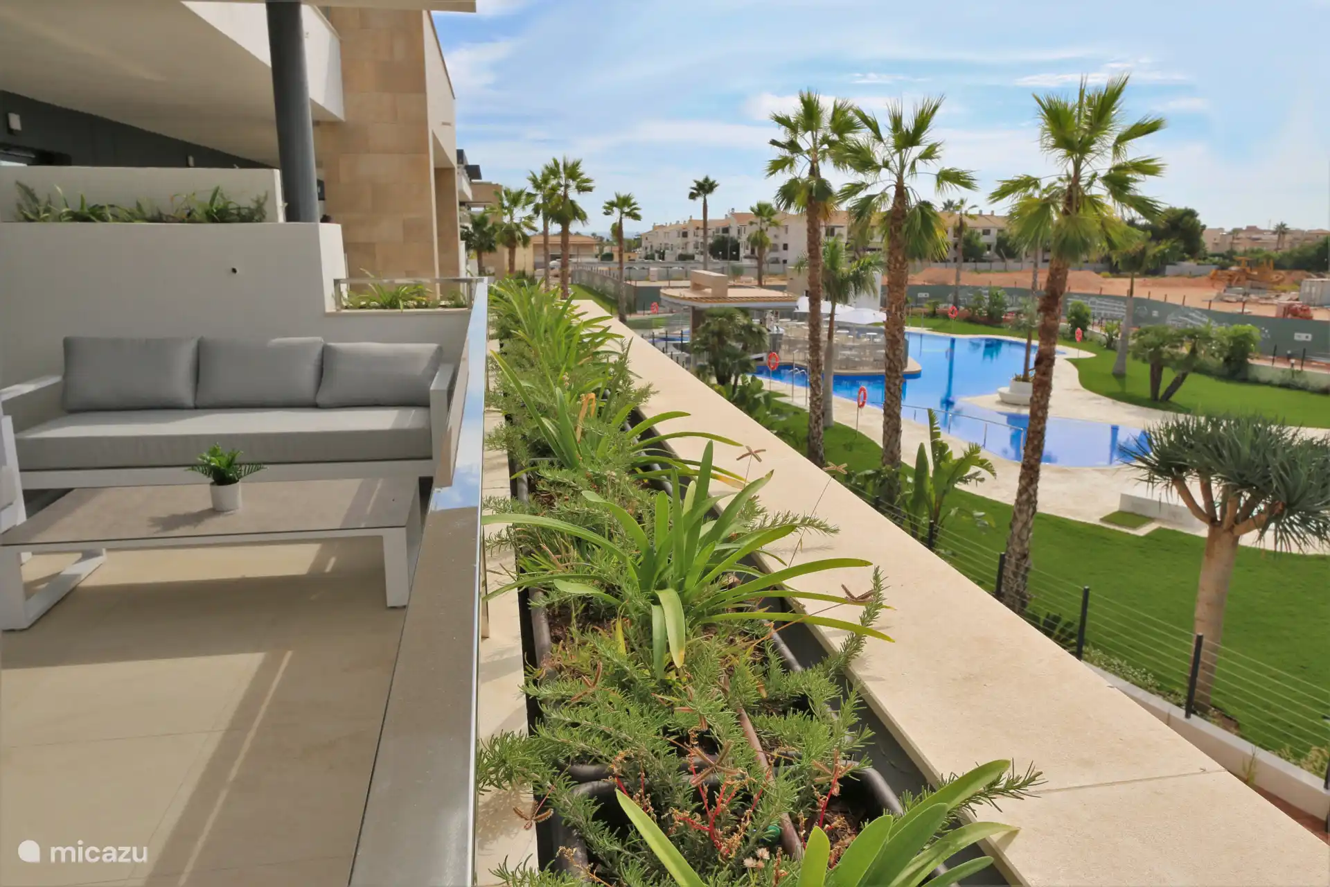 Balcon avec ensemble de salon