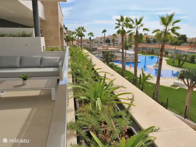 Apartamento de lujo en Flamenca Village en España, Costa Blanca, Orihuela Costa - apartamento Balcón con set de salón
