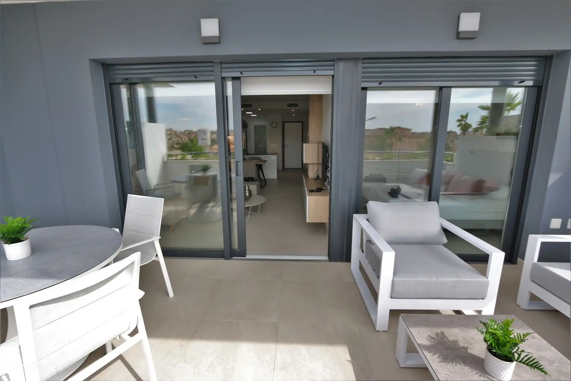 Balcon avec salon et table à manger