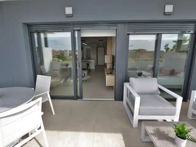 Apartamento de lujo en Flamenca Village en España, Costa Blanca, Orihuela Costa - apartamento Balcón con salón y mesa de comedor