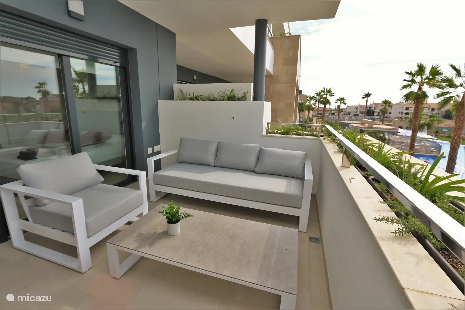 Balcon avec salon et table à manger