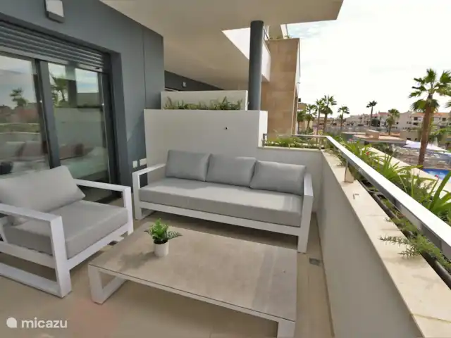 Apartamento de lujo en Flamenca Village en España, Costa Blanca, Orihuela Costa - apartamento Balcón con salón y mesa de comedor