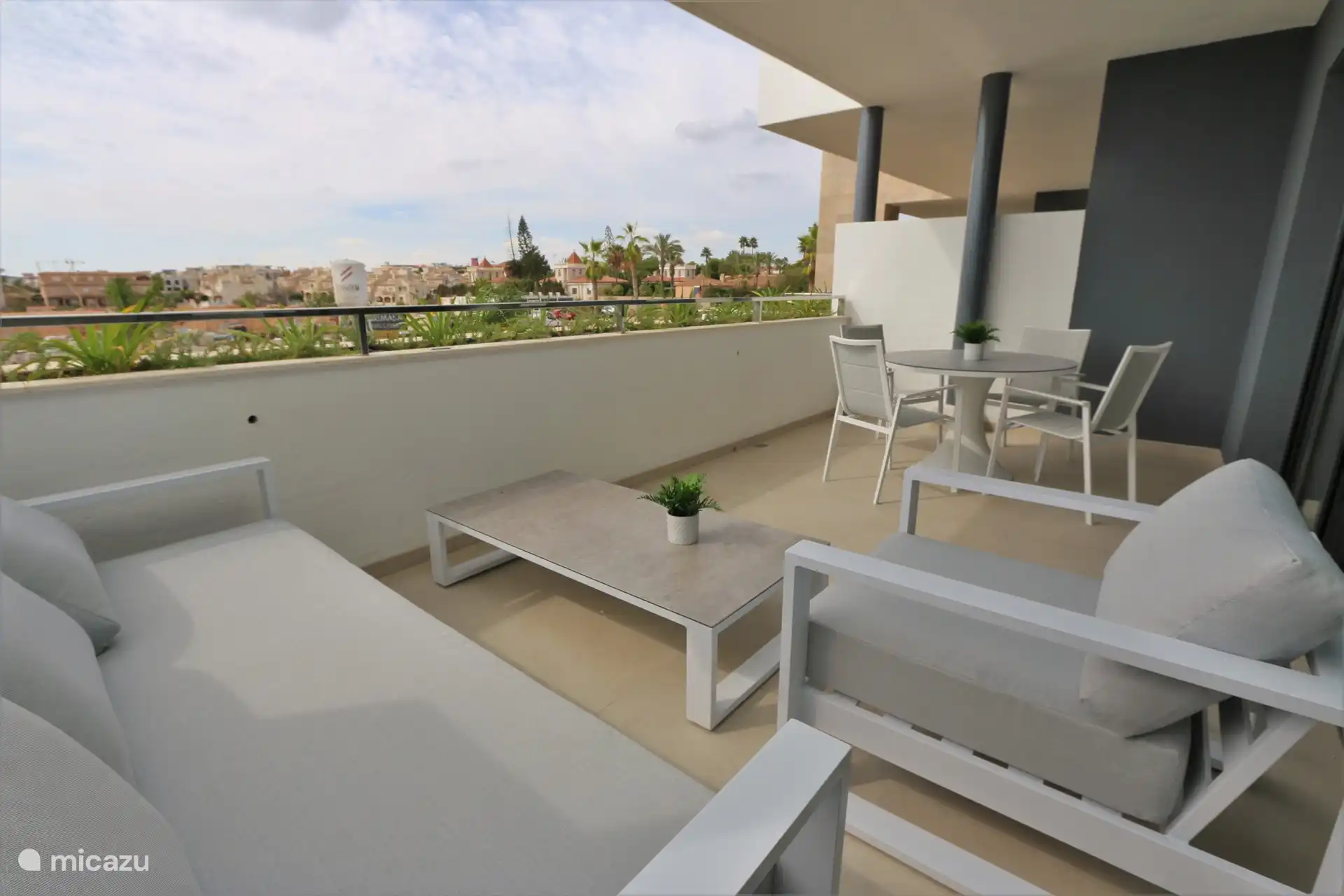 Balcon avec salon et table à manger