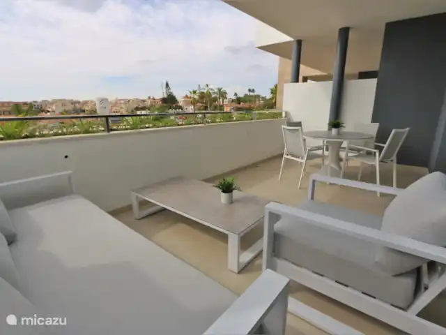 Apartamento de lujo en Flamenca Village en España, Costa Blanca, Orihuela Costa - apartamento Balcón con salón y mesa de comedor