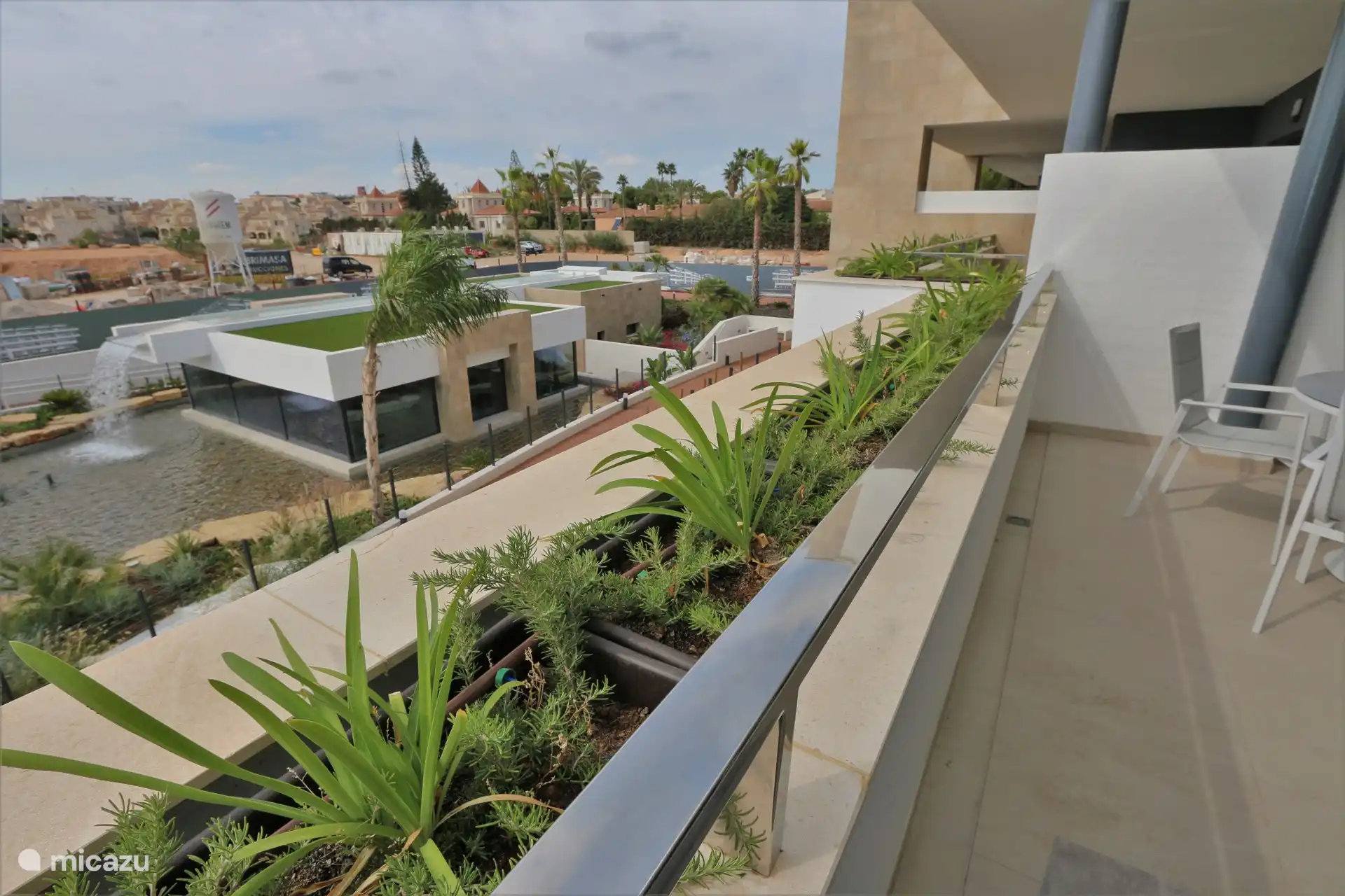 Balcon avec salon et table à manger