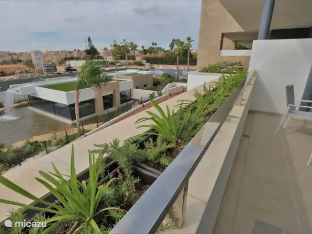 Apartamento de lujo en Flamenca Village en España, Costa Blanca, Orihuela Costa - apartamento Balcón con salón y mesa de comedor