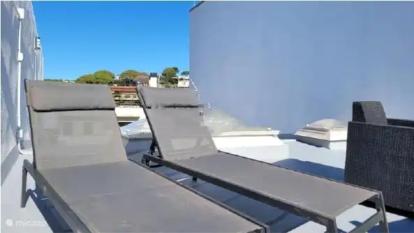 Ligstoelen op dakterras