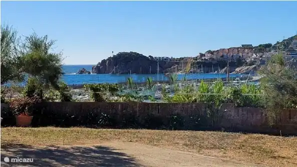 Straatzicht op de kust