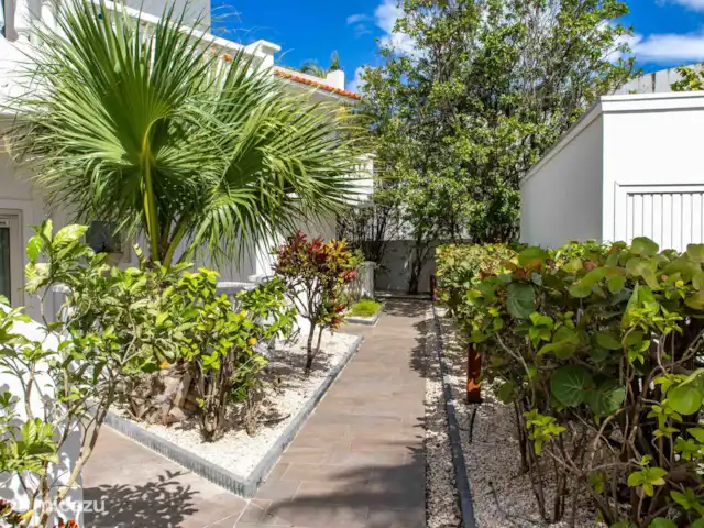 Location de Vacances Bonaire, Bonaire, Belnem, appartement - Appartements Belmar en bord de mer  Allée menant à l’appartement