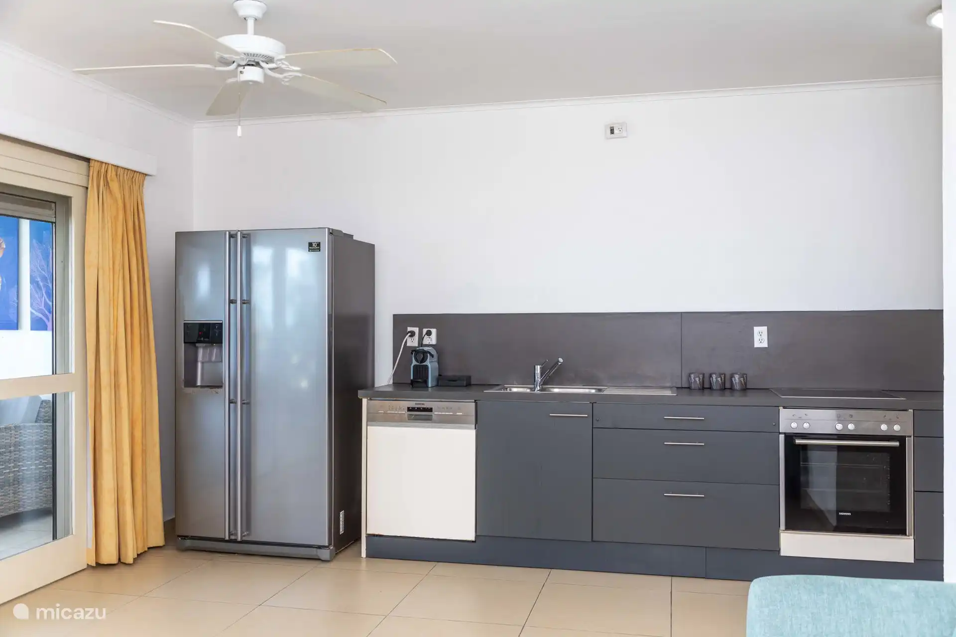 Küche mit großem Kühlschrank und Eismaschine