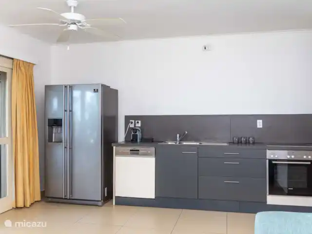 Location de Vacances Bonaire, Bonaire, Belnem, appartement - Appartements Belmar en bord de mer  Cuisine avec grand réfrigérateur et machine à glaçons