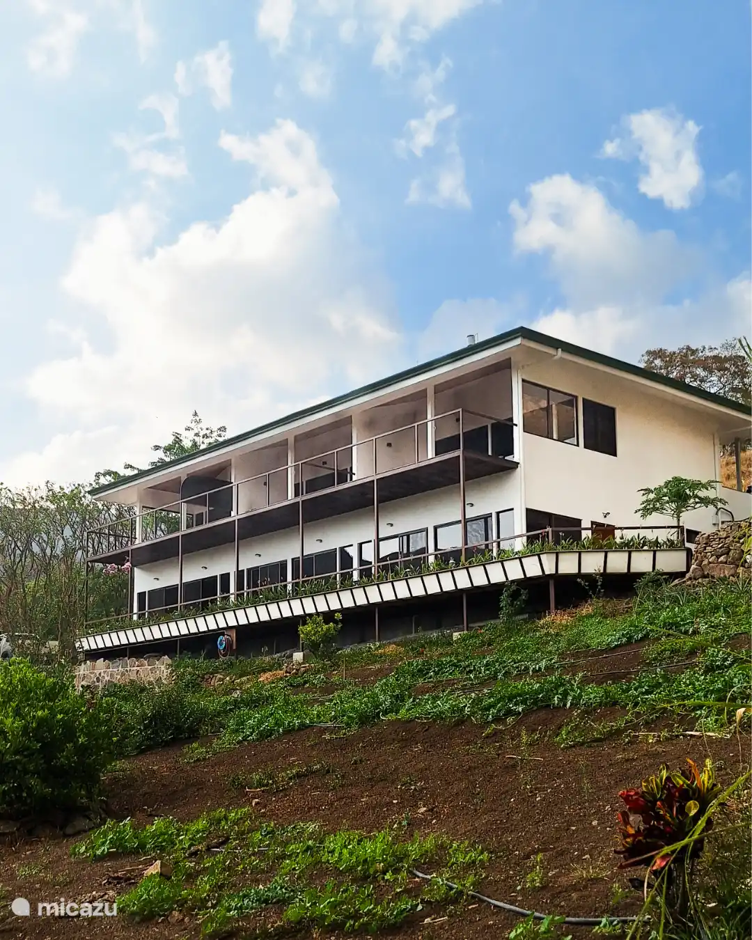 Mehrfamilienhaus von außen, Dachgeschoss sind die drei Wohnungen