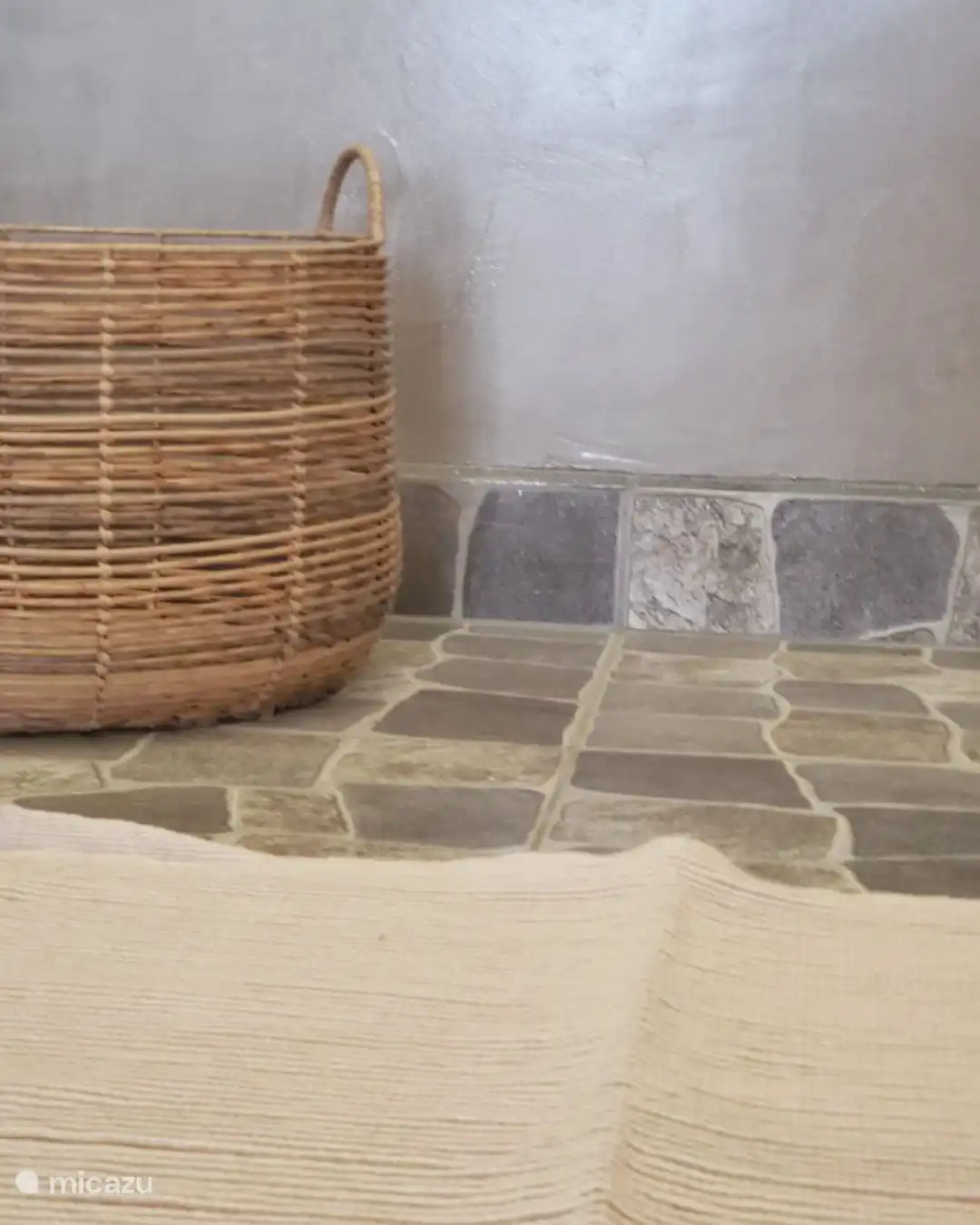 Werfen Sie einen Blick in eines der Badezimmer, die alle mit modernen Einrichtungen und Zara Home-Möbeln ausgestattet sind