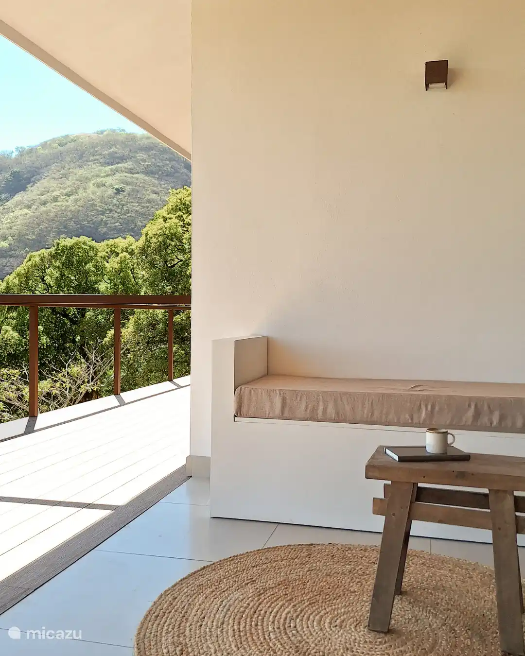 Sehr schöner Außenbereich auf Ihrem Balkon zum Entspannen und Genießen der Aussicht