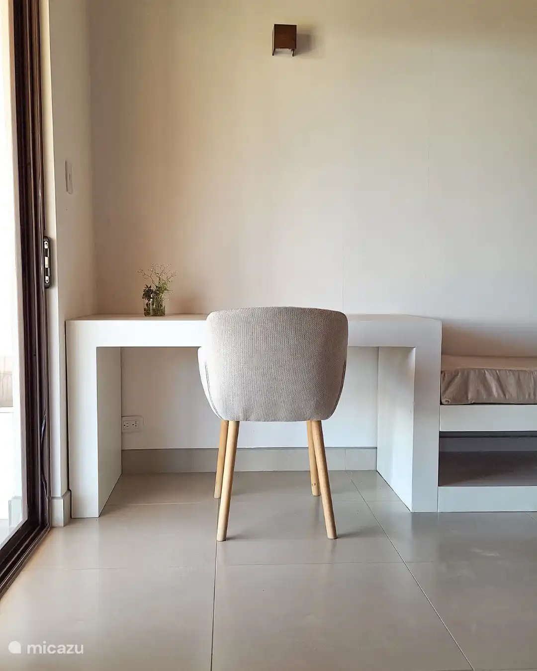 Ihr Schreibtisch und daneben das Innensofa zum Faulenzen oder Abstellen Ihres Koffers