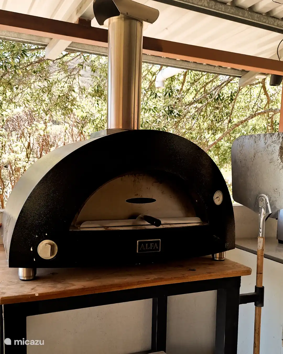Neben der Küchenzeile in der eigenen Wohnung haben wir auch eine große Gemeinschaftsküche, Außengrill und Pizzaofen