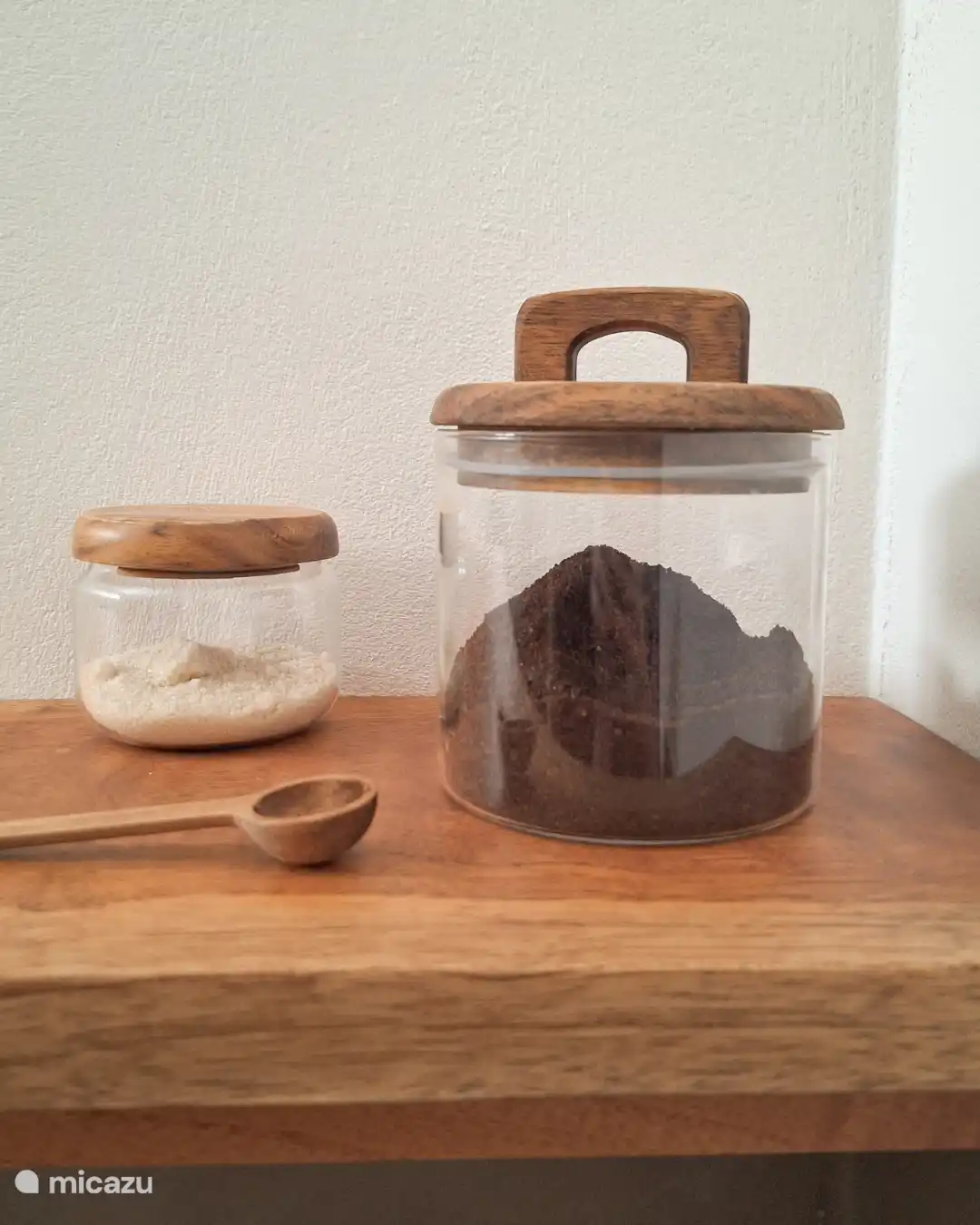 Eigener Kaffee und Tee steht bereit, mit Kühlschrank und Wasser