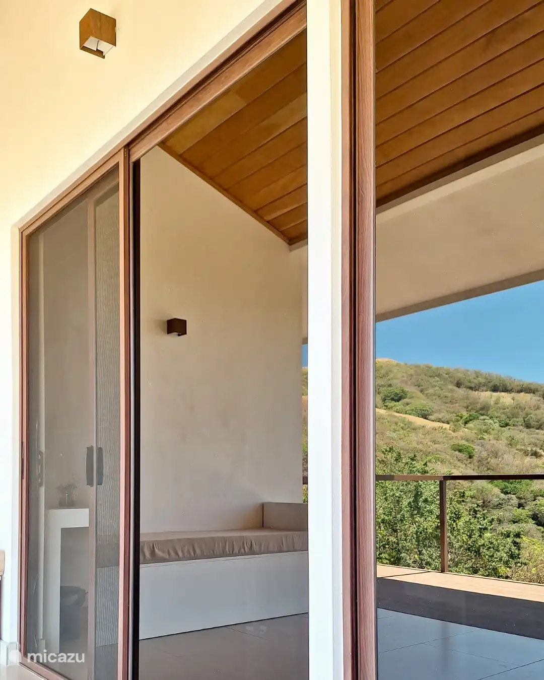 Ihre Wohnung, wenn Sie auf der Terrasse stehen und hineinschauen. Wir haben nicht viele Mücken, aber jede Wohnung ist mit Türen inklusive Fliegengittern ausgestattet, damit Sie alles öffnen können und nicht von Ungeziefer im Inneren belästigt werden.