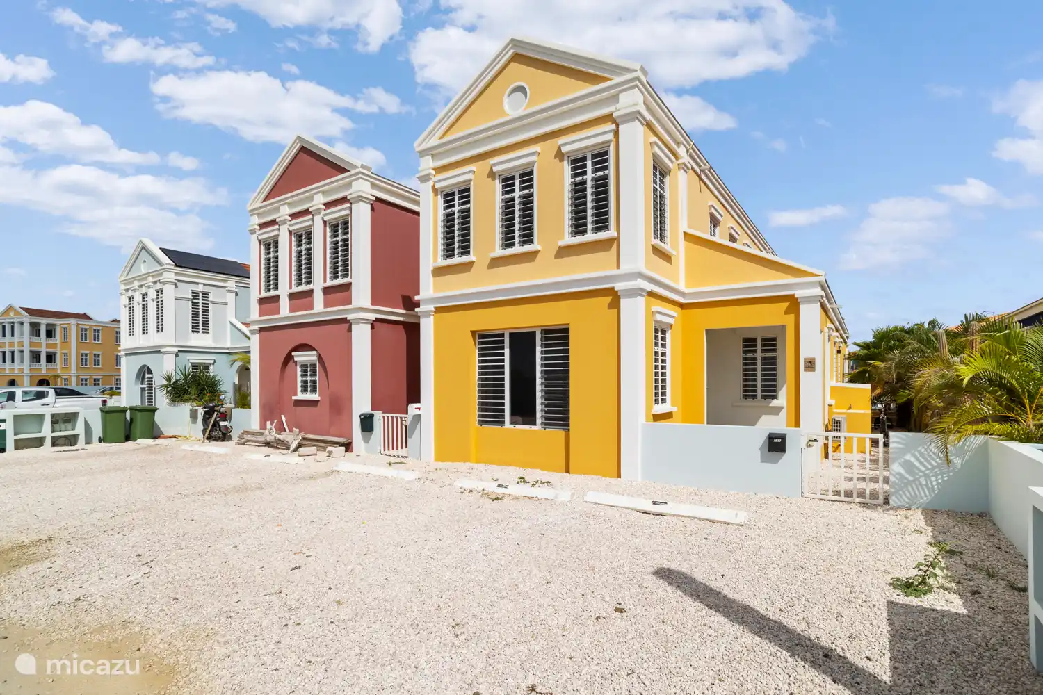 Bâtiment jaune de l’étage supérieur