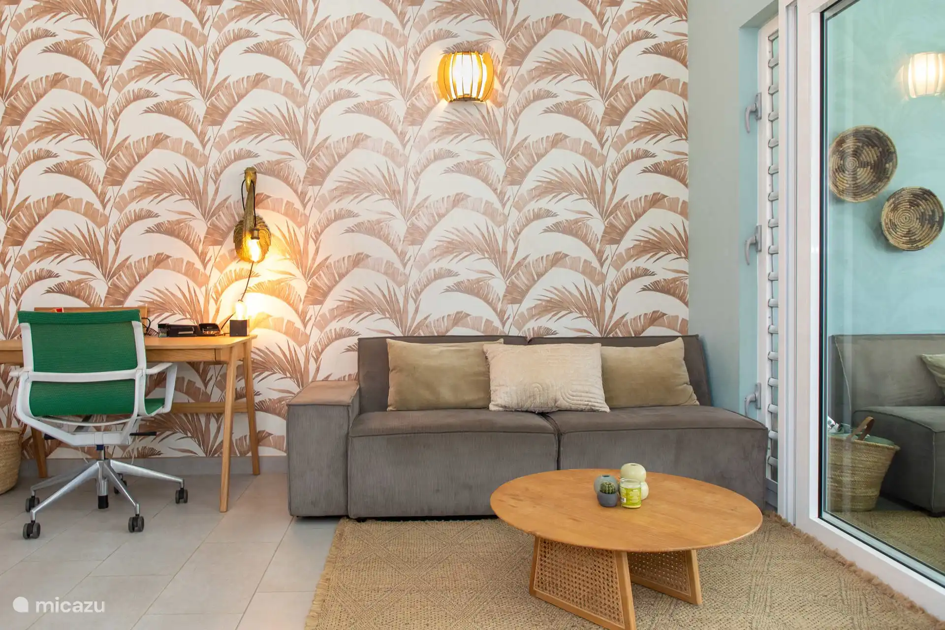 Wohnzimmer und Arbeitsplatz