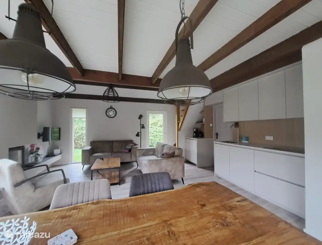 Geheel gerenoveerde woonkamer met vloerverwarming en nieuwe keuken