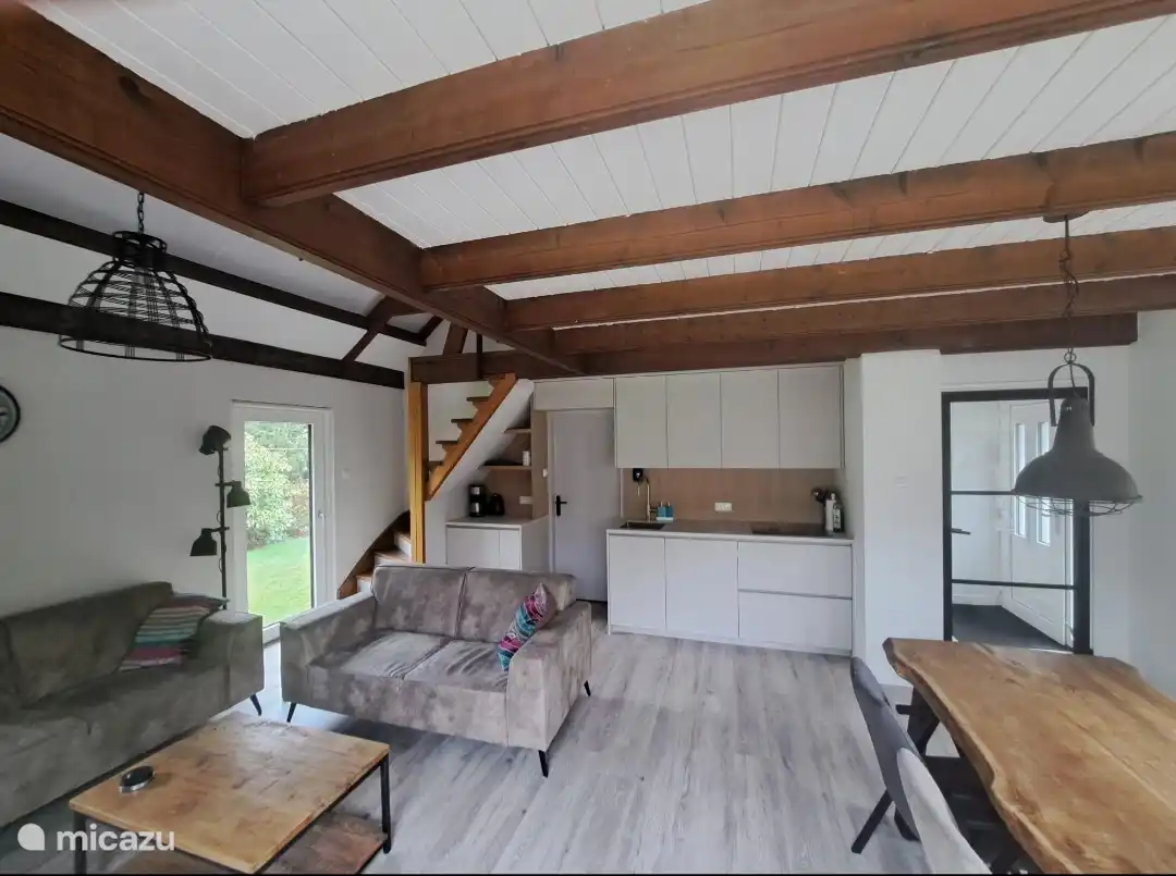 Moderne woonkamer/keuken met vloerverwarming