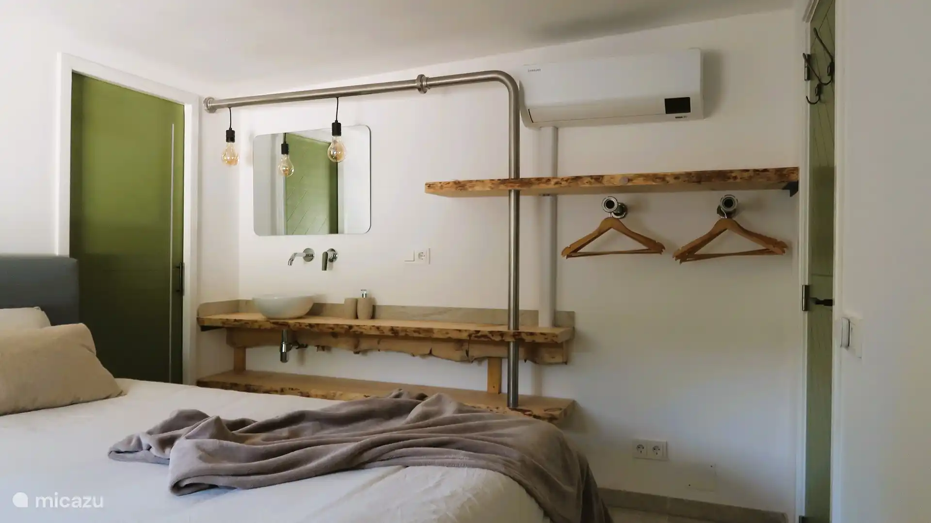 Dormitorio 2 que tiene su propia ducha e inodoro, lavabo y armario.