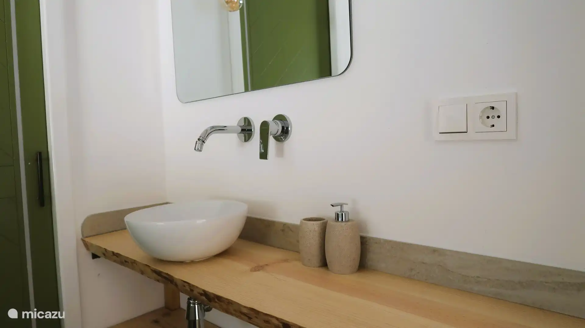 Dormitorio 2 que tiene su propia ducha e inodoro, lavabo y armario.