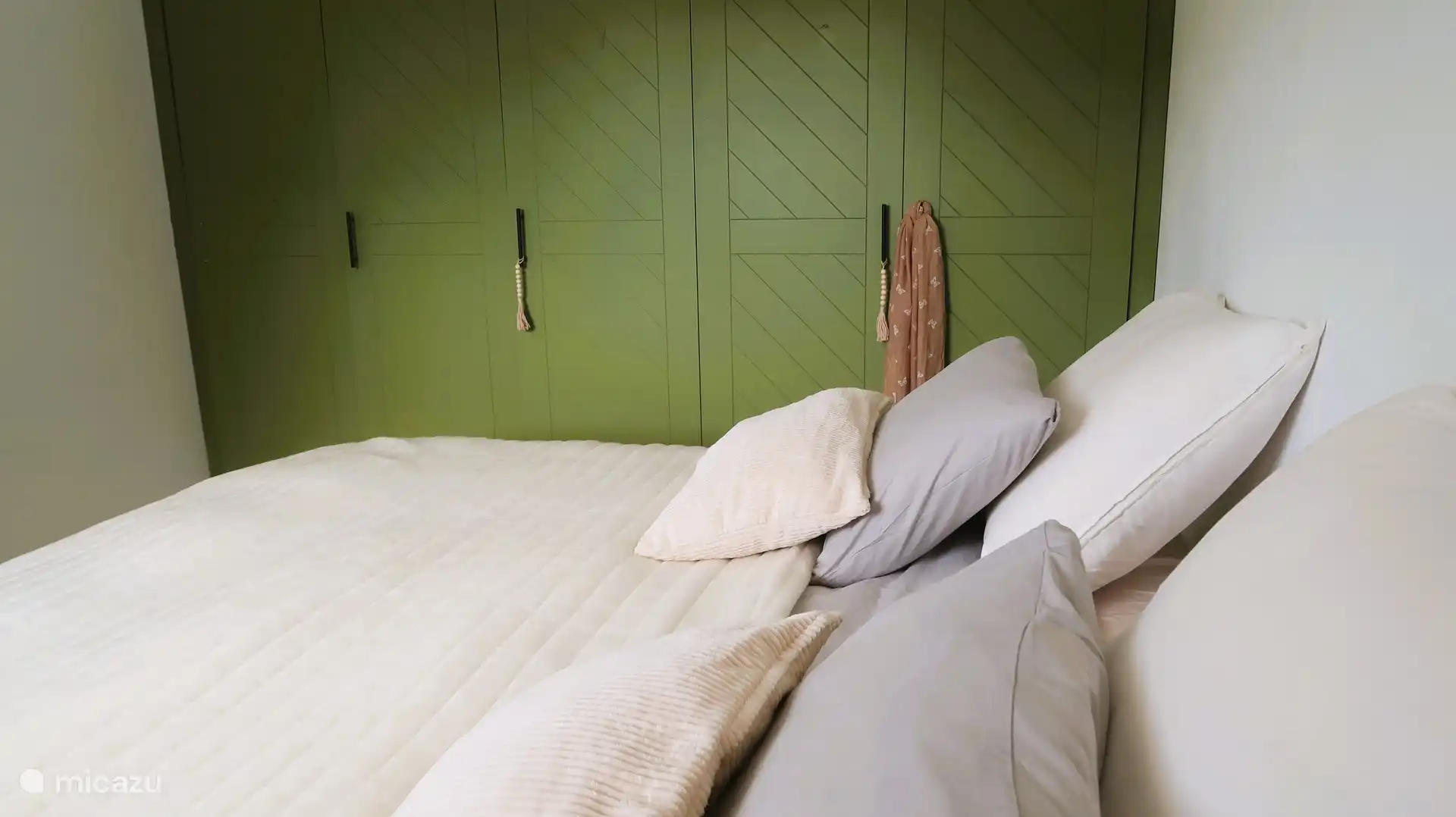 El dormitorio 2 está equipado con su propio armario, tabla de planchar y plancha, lavadora y suficiente espacio de almacenamiento para maletas, ropa y zapatos.