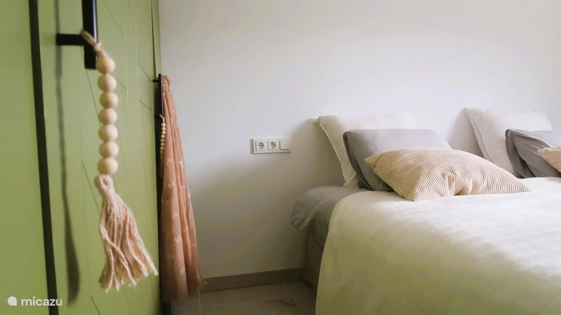 El dormitorio 2 está equipado con su propio armario, tabla de planchar y plancha, lavadora y suficiente espacio de almacenamiento para maletas, ropa y zapatos.