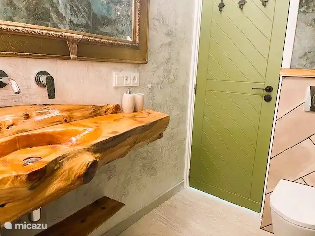 Amplio cuarto de baño al que se accede a través del recibidor.