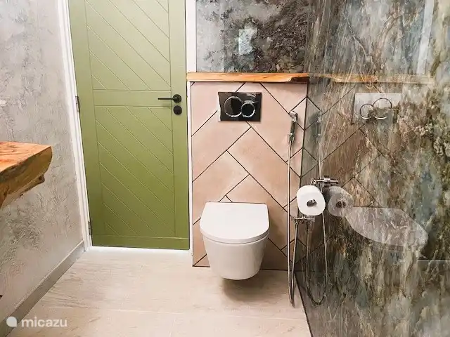 Amplio cuarto de baño al que se accede a través del recibidor.