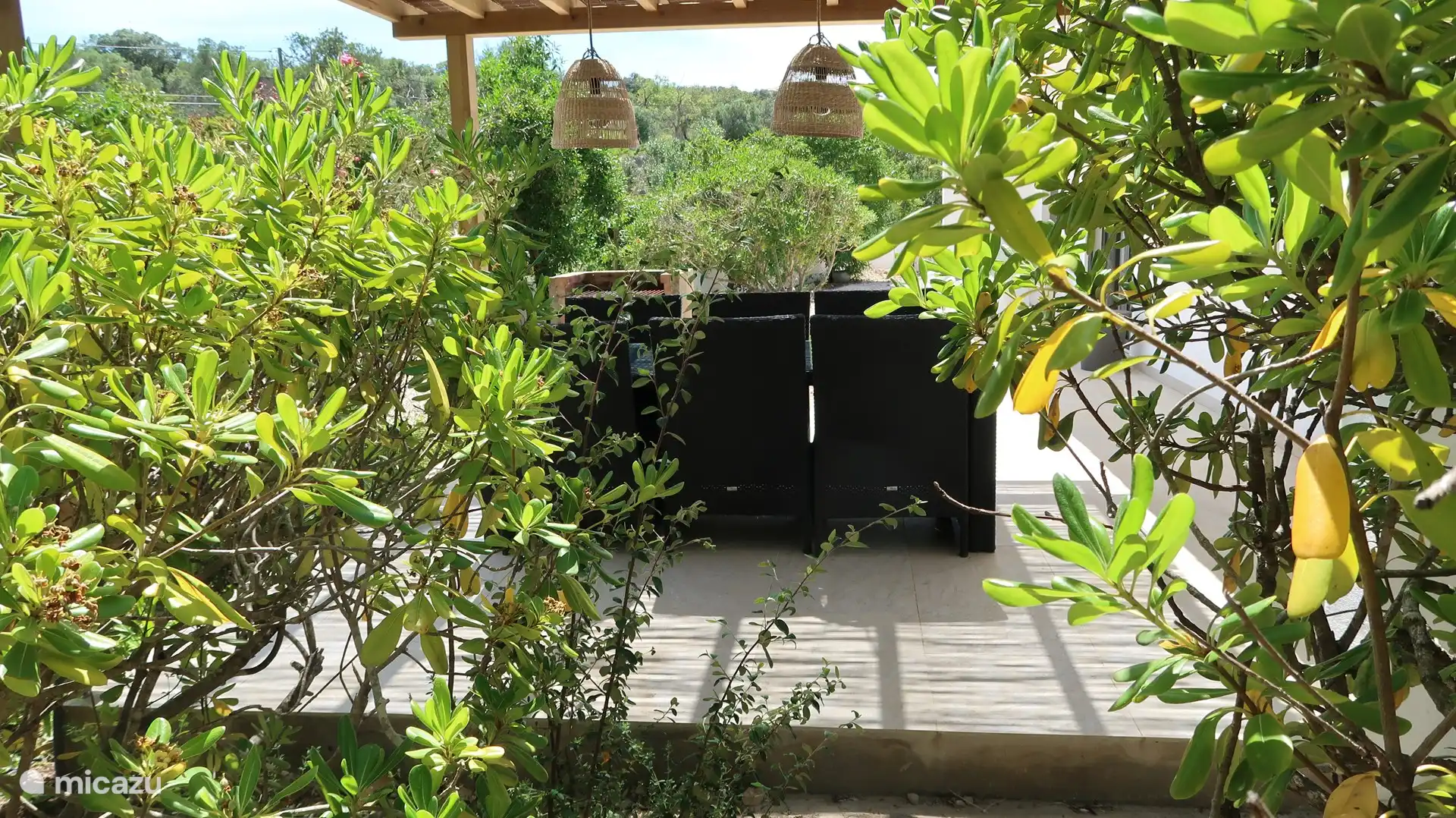 Impresión de la terraza al aire libre y el hermoso jardín.
